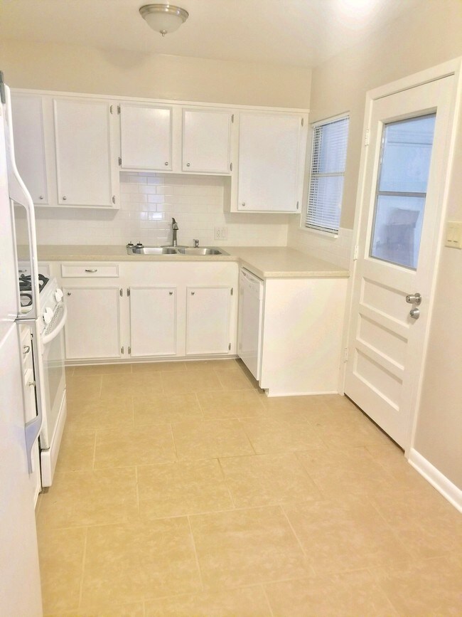 Building Photo - 8948 Hilton Dr