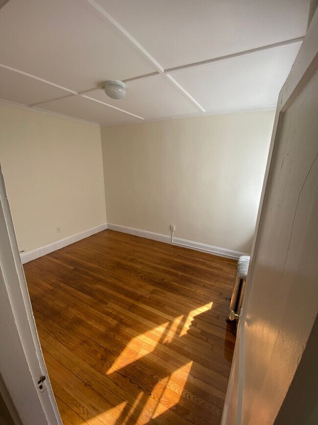 Building Photo - 9/1 No Fee! Split-style 2BR near Kenmore, ...