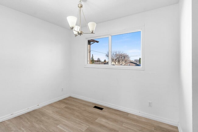 Photo du bâtiment - 236 Avenue S North