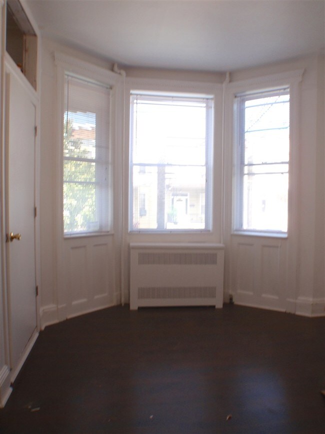Building Photo - 323 57th St