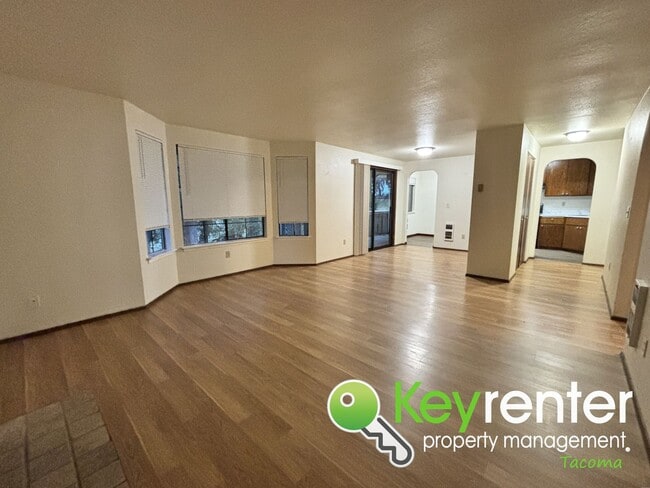 Foto del edificio - Comfortable Upstairs 2 Bedroom 2 Bath Rental in Private Community Near Fircrest!