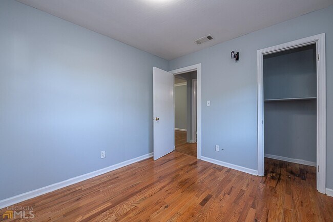 Foto del edificio - 568 Stokeswood Ave SE