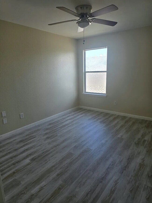 Foto del edificio - Room in Single Family Home on White Water Way
