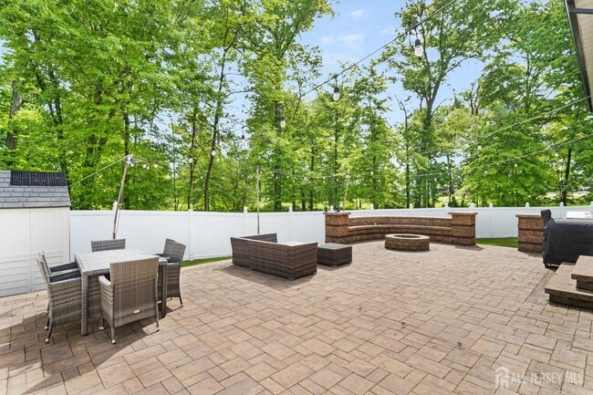 Building Photo - 19 4th Pl