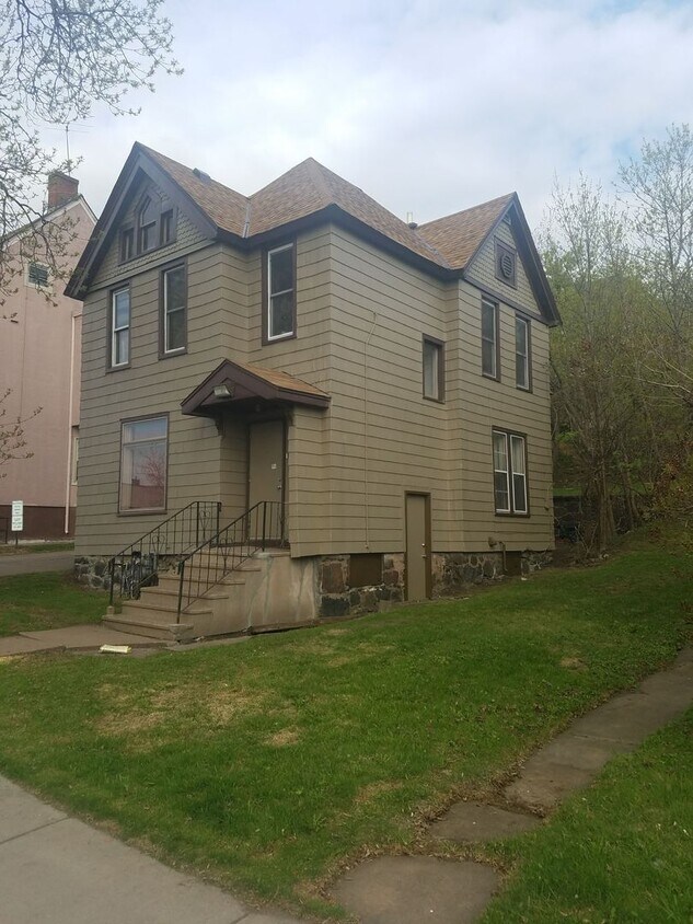 Primary Photo - 613 E 1st St