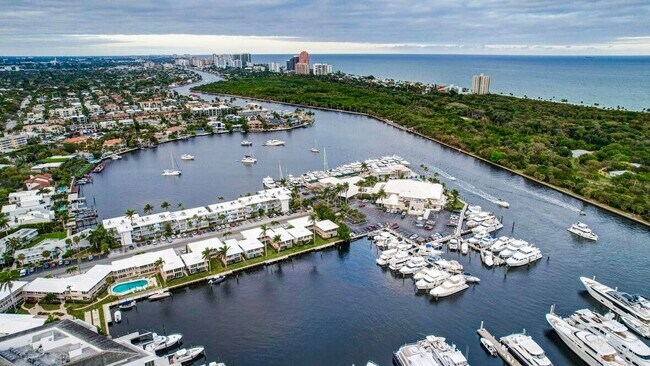 Building Photo - 2717 Yacht Club Blvd