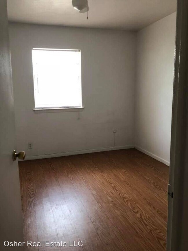 Foto del edificio - 106 E 3rd St