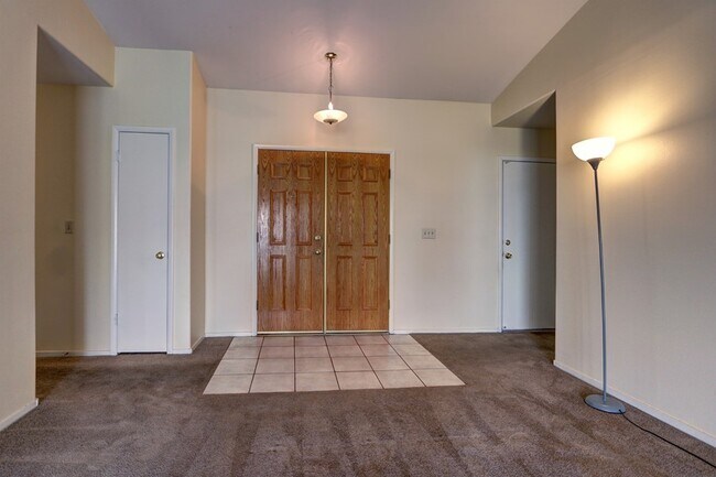 Building Photo - Lovely Home!