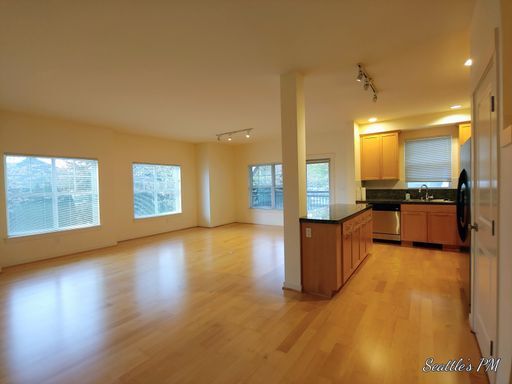 Building Photo - Beautiful 2 Bedroom Townhome in Issaquah- ...