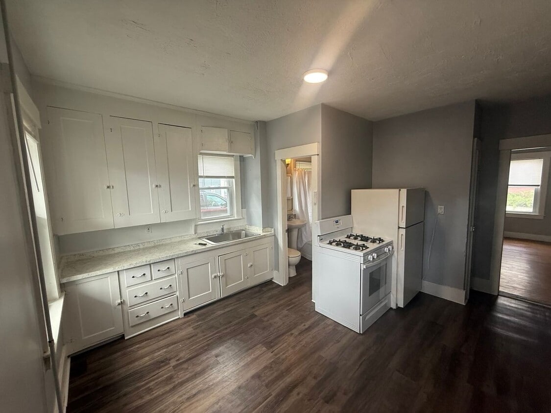 Primary Photo - 204 Douglas St