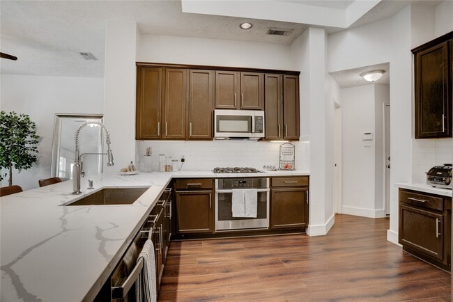 Foto del edificio - 11319 Windy Creek Dr