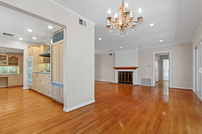 Building Photo - Expansive Mar Vista Single Story Home with...
