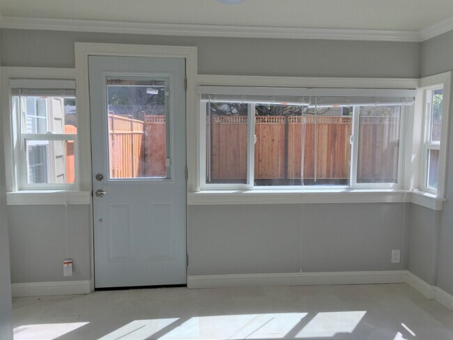Building Photo - 35 Garden Ln