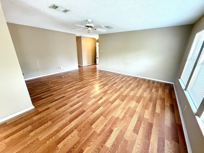 Building Photo - **APPLICATION RECEIVED** AVAILABLE NOW! 3 ...