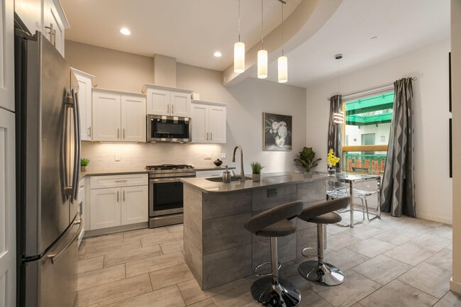 Foto del edificio - 3600 Central Ave SE