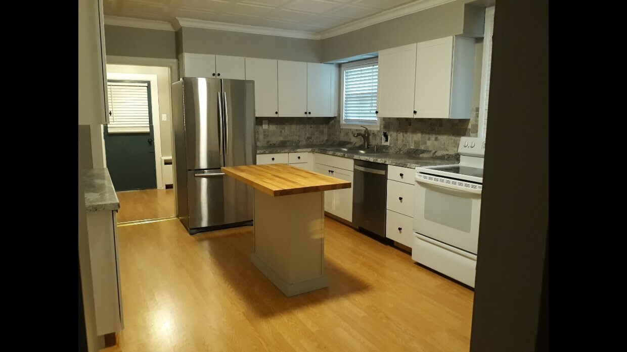 Kitchen- recently remodeled - 2417 S Queen St