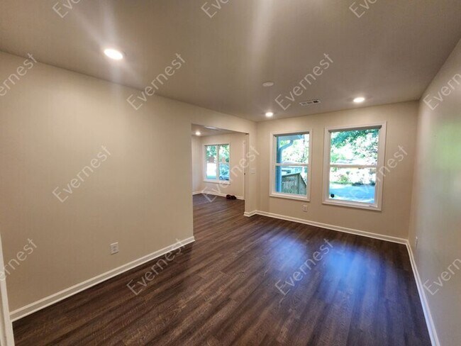 Building Photo - 2000 Akron Dr