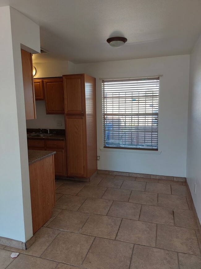 Building Photo - Roomy Duplex Apartment Convenient to NMSU