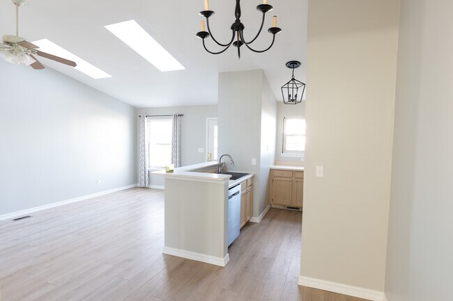 Building Photo - 323 Newbury Dr