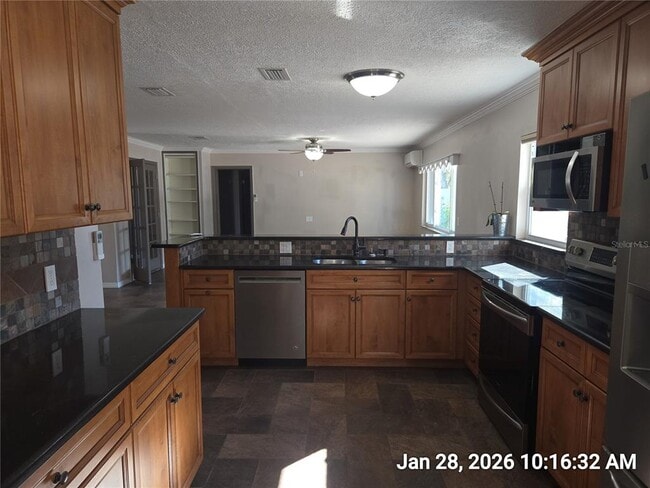 Building Photo - 1013 Greenbriar Dr