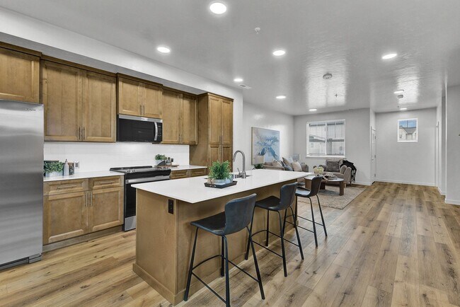 Building Photo - 4021 S Lone Pne Wy