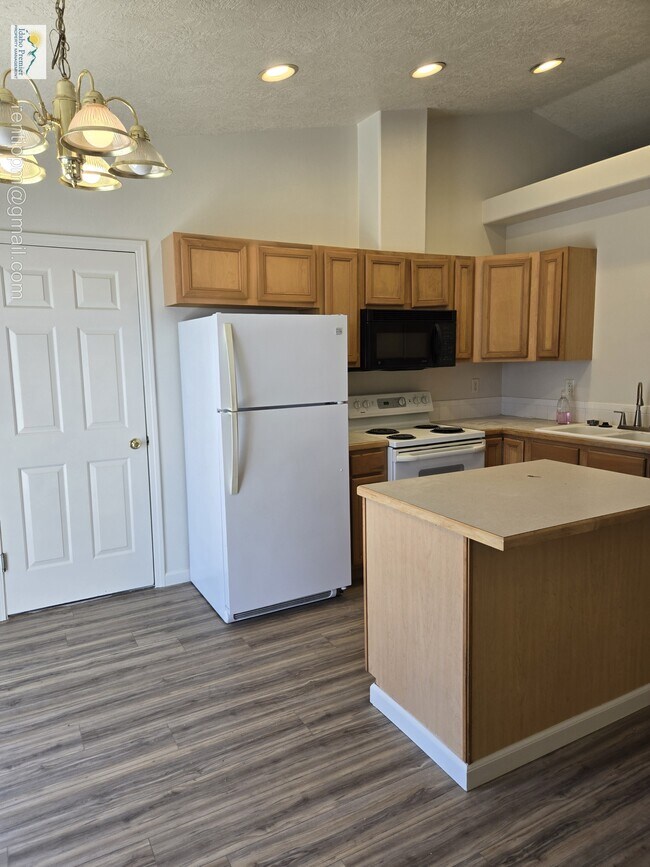 Foto del edificio - 1671 Klemmer Ave N