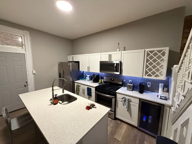 Foto del edificio - Luxury 3-Bedroom, 1-Bathroom House in Sout...