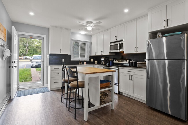 Foto del edificio - 536 N Cogswell Dr