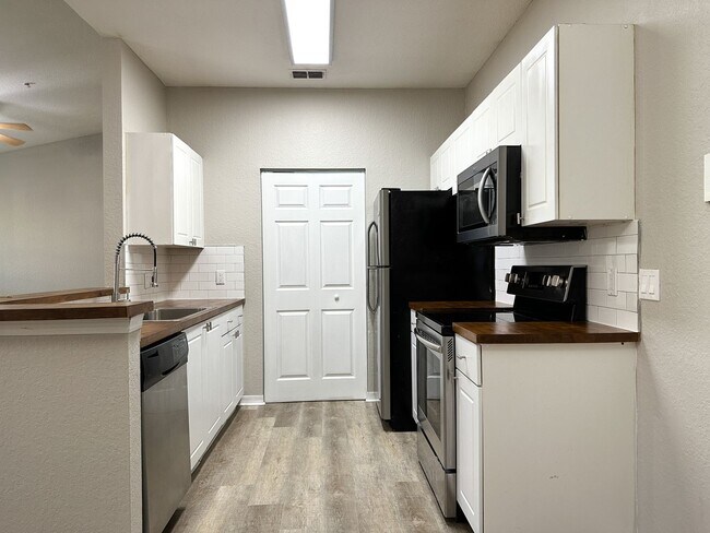 Building Photo - Crescent Place - 22-206