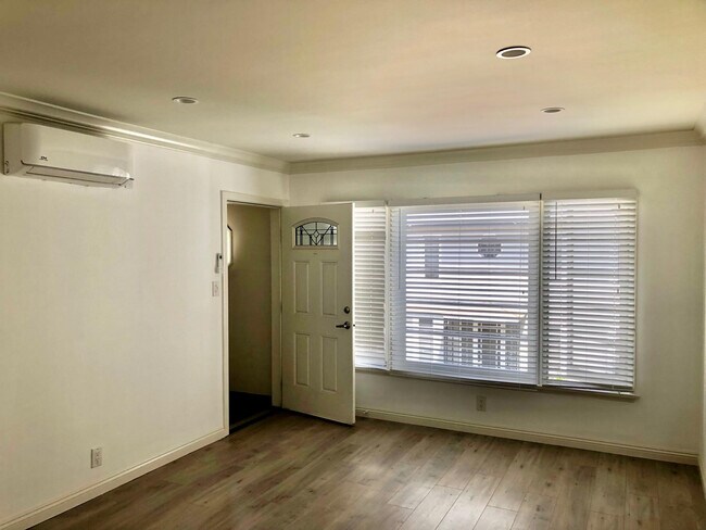Foto del edificio - 13010 Moorpark St