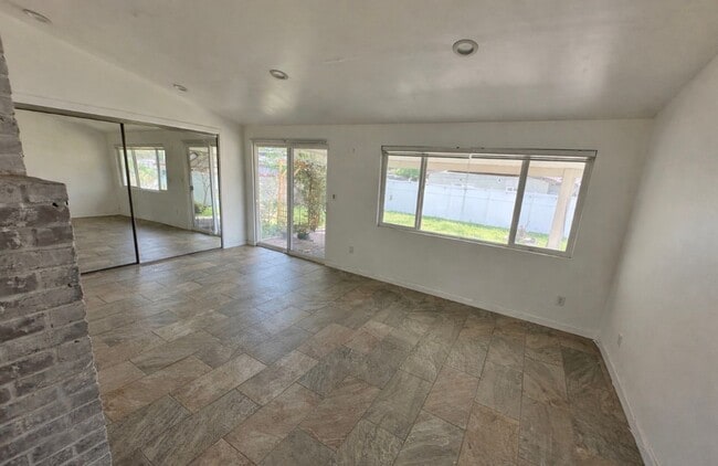 Foto del edificio - 558 E Princeton St