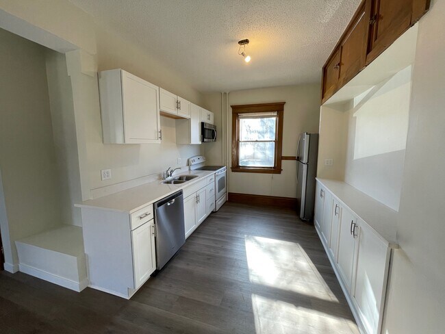 Cocina nueva con lavavajillas - 776 Dayton Ave