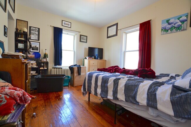 Building Photo - 28 Falkland St
