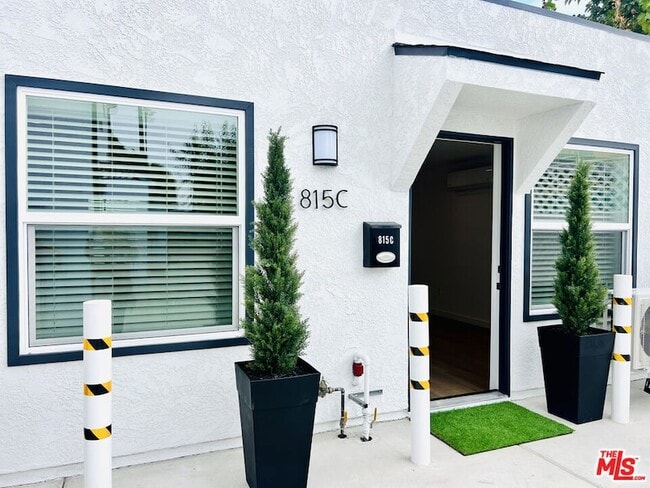 Foto del edificio - 815 W Glenoaks Blvd