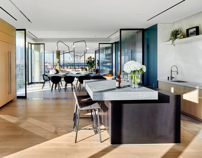 Building Photo - 555