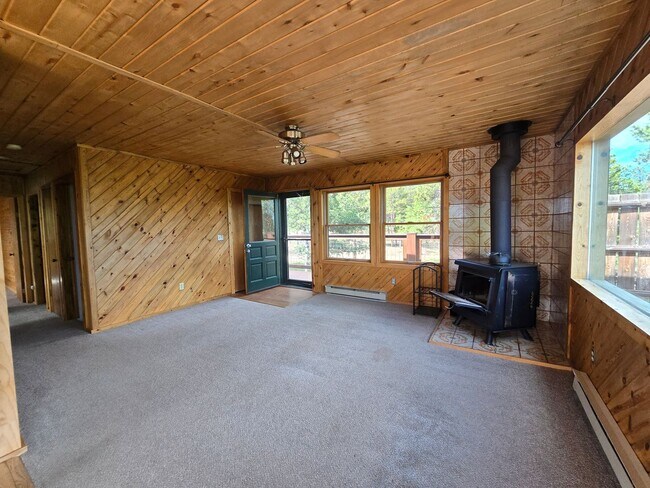 Building Photo - 10 Leon Ln