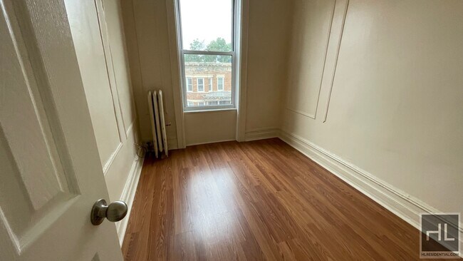 Building Photo - FRESHLY GUT RENOVATED  LARGE 4 BEDROOMS /2...