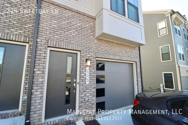 Building Photo - 3 Bed Townhome in Desirable Watershed Comm...