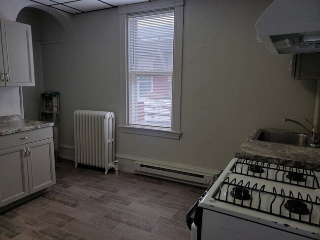 Building Photo - 609 W Orange St