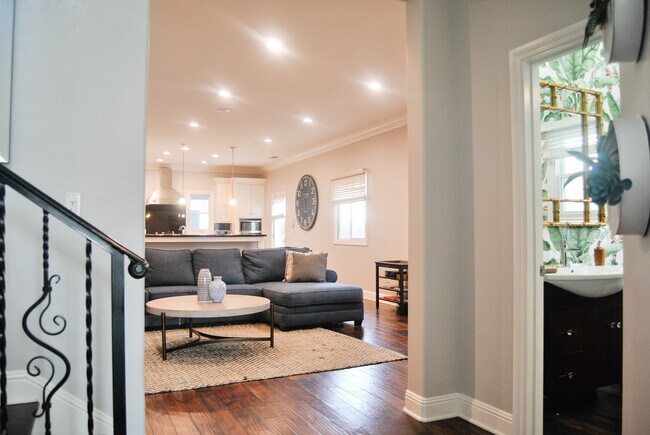 Living - 10535 Ayres Ave