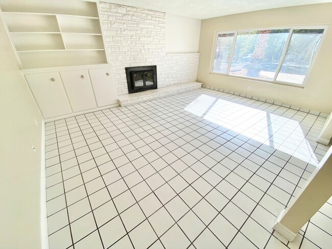 Building Photo - CUTE 4 BEDROOM/ 2.5 BATHROOMS SINGLE FAMIL...