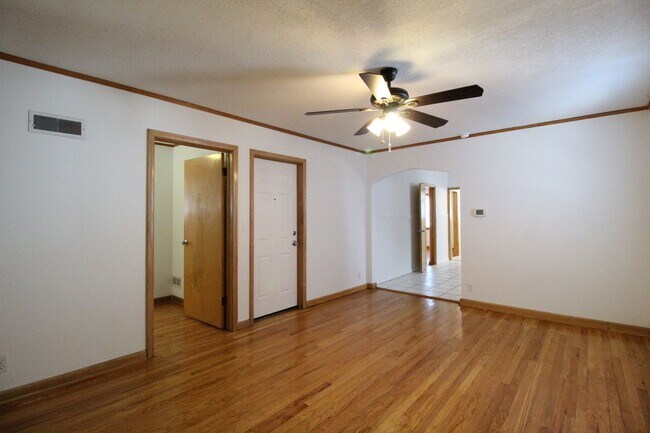 Foto del edificio - 1+ Bedroom 1 Bath Apartment in Midtown