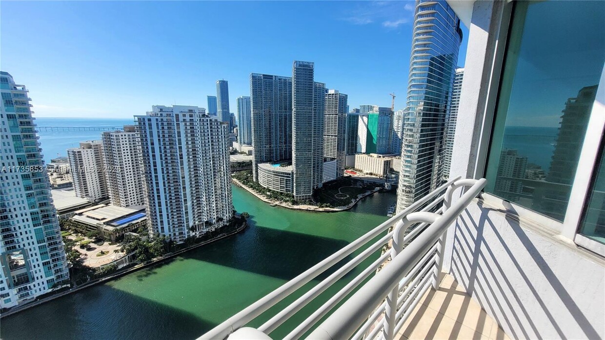 Foto principal - 325 S Biscayne Blvd