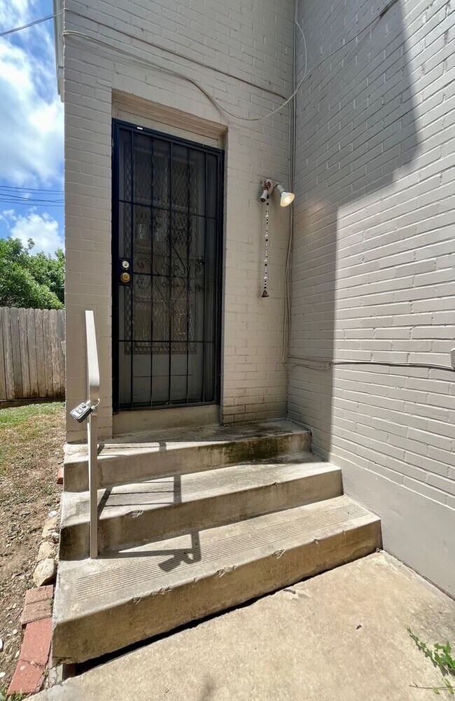 Foto del edificio - Move In Special! *LOCATION* Fabulous 1/1 with extra space ONE BLOCK off the St Mary's strip and c...