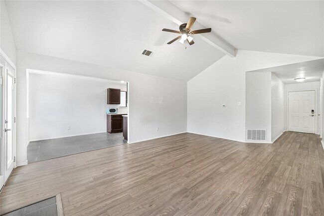 Building Photo - 914 Peggotty Pl
