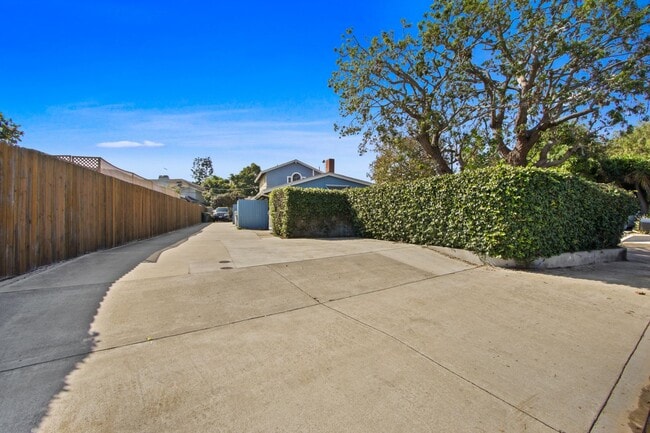 Building Photo - Coastal Living in Westside Costa Mesa – Updated 3-Bed Front Unit