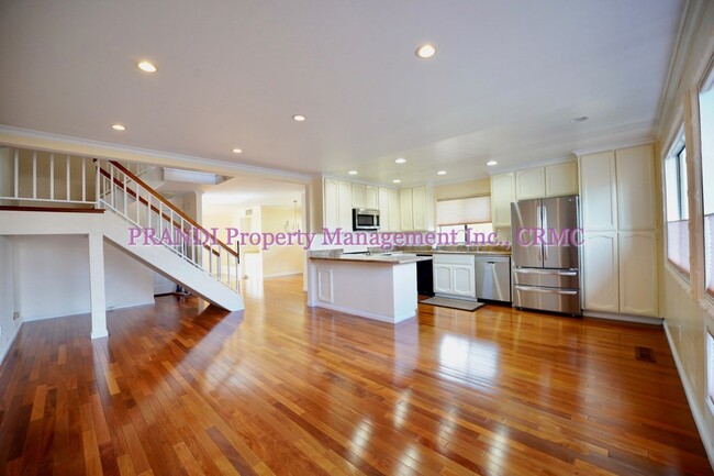 Building Photo - Centrally Located Townhome with Beautiful ...