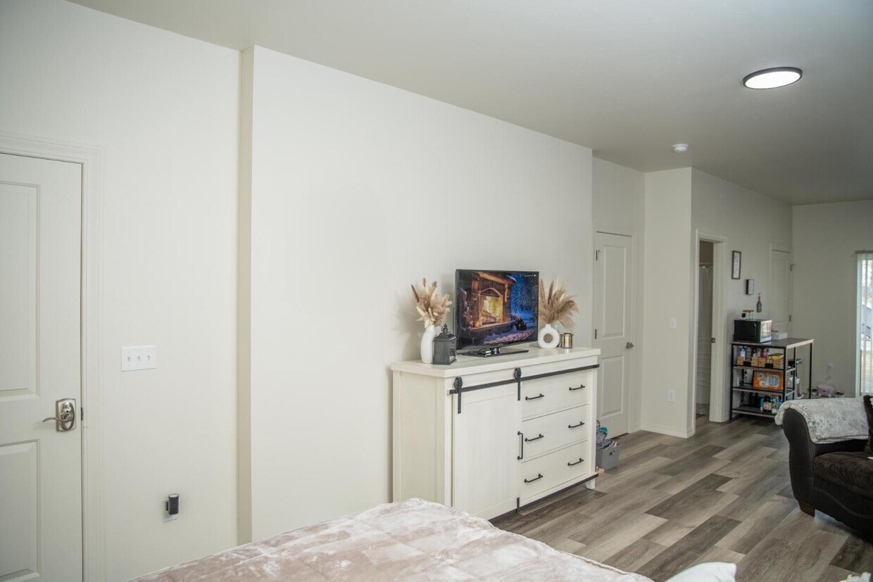 Foto principal - 720 Cedar Creek Ave