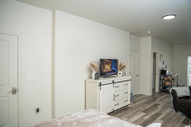 Foto del edificio - 724 Cedar Creek Ave