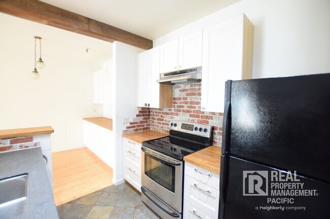 Building Photo - Remodeled One-Bedroom on Lake Merritt